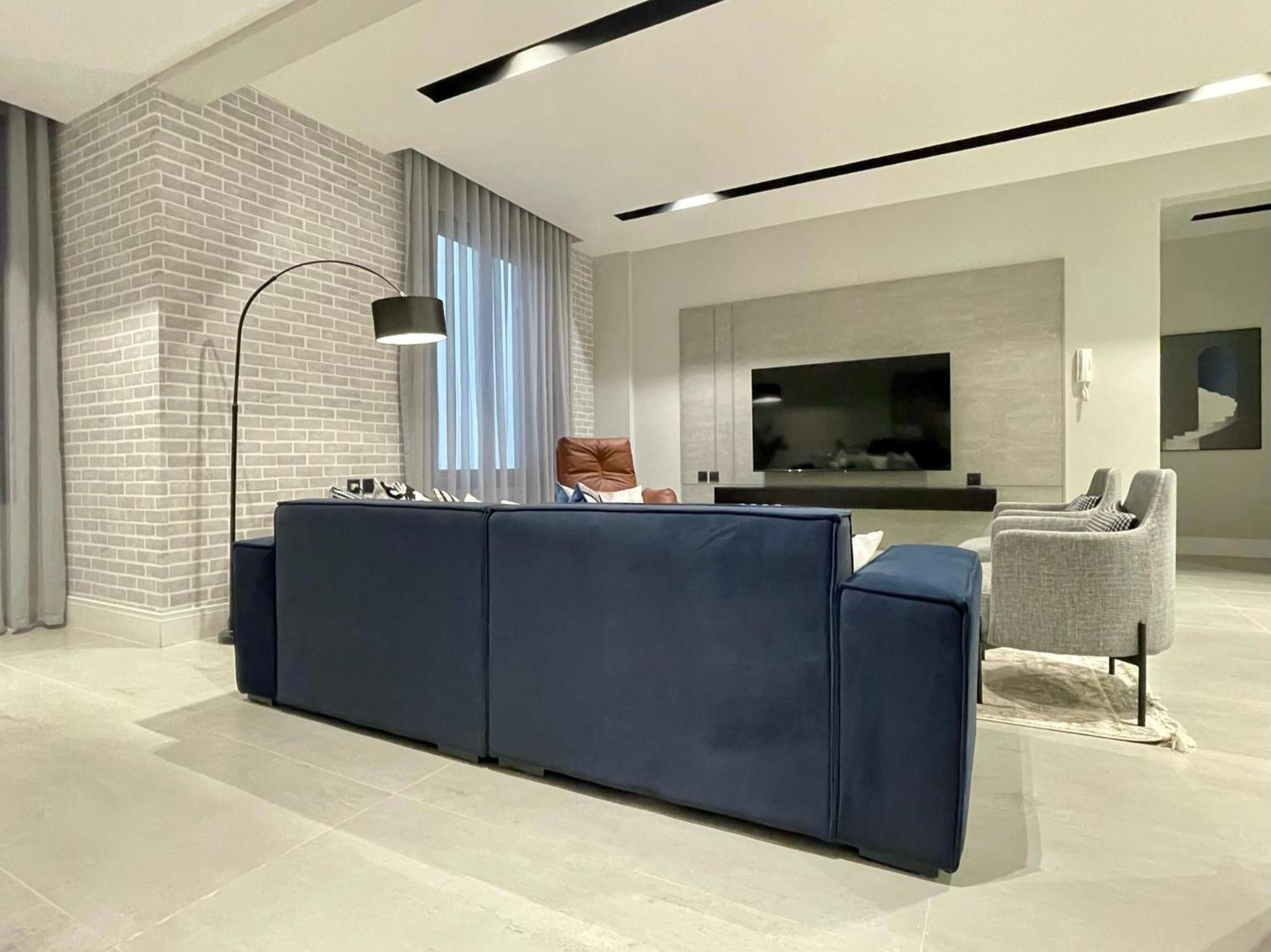 C Living - Executive - Aqiq *