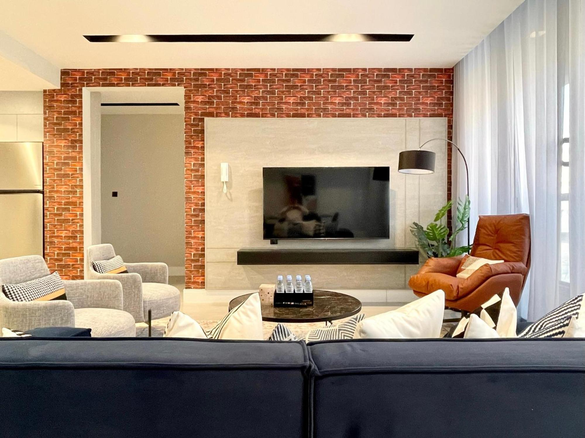 C Living - Executive - Aqiq *